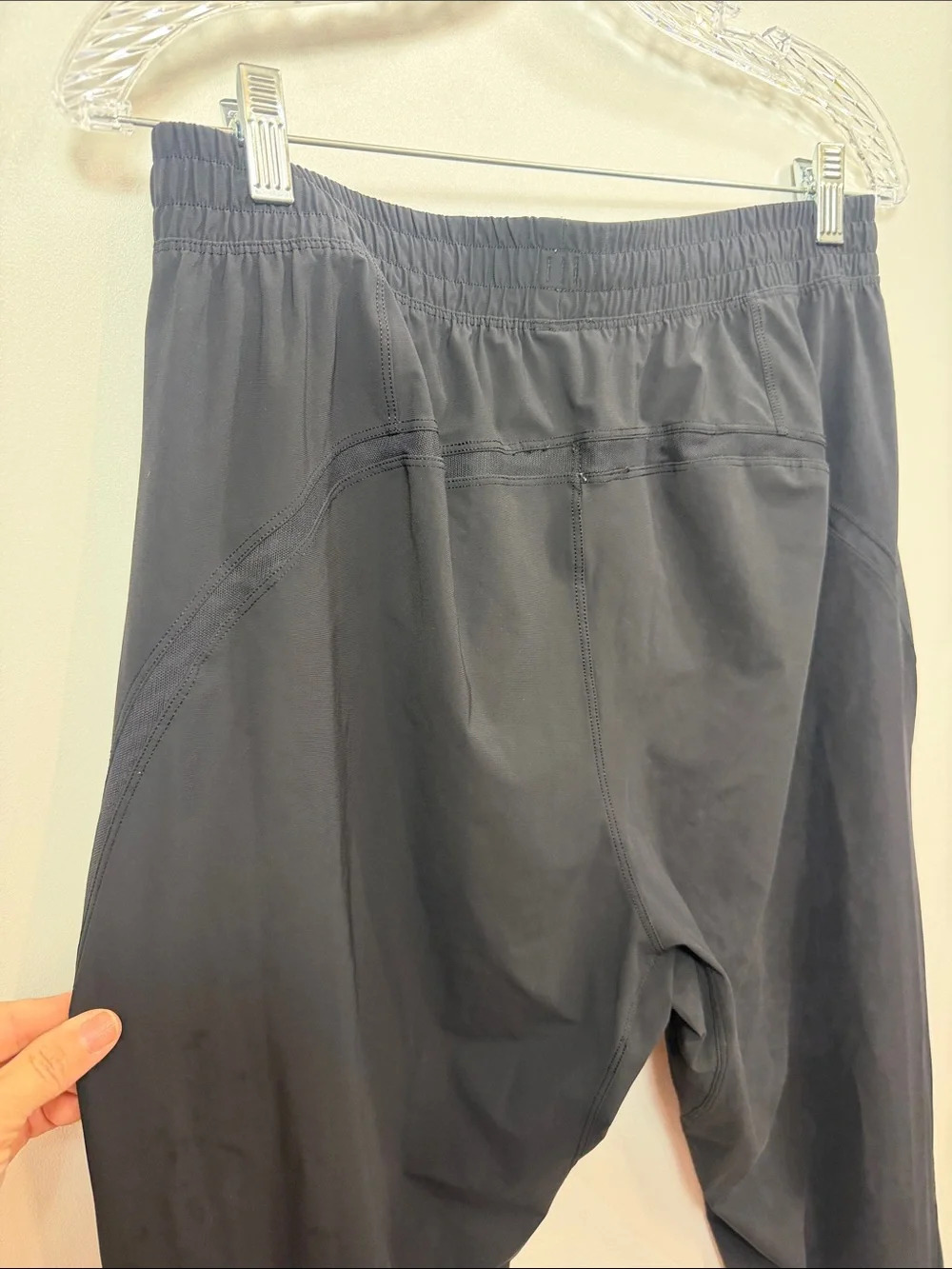 Lululemon men’s black nylon joggers zipper ankle size large.